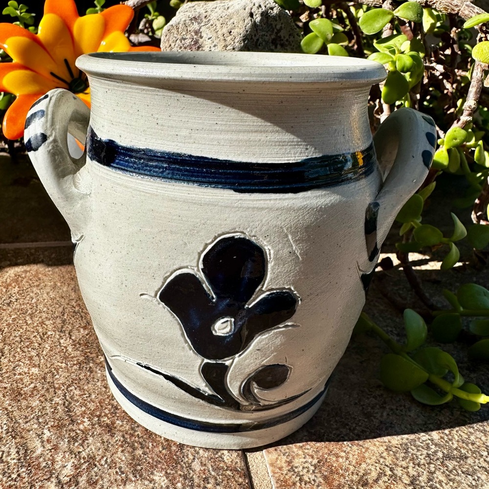 NWT Williamsburg Pottery Crock Never Used. Greyish White & cobalt Blue.